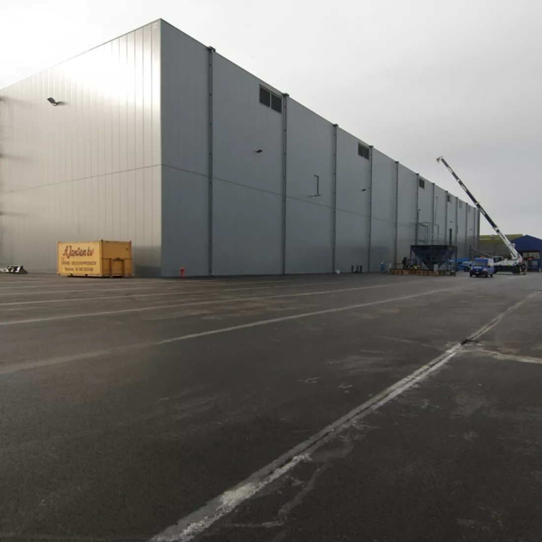 Zijaanzicht bulkmagazijn Vollers. Het is een grijs gebouw gebouwd met staal.