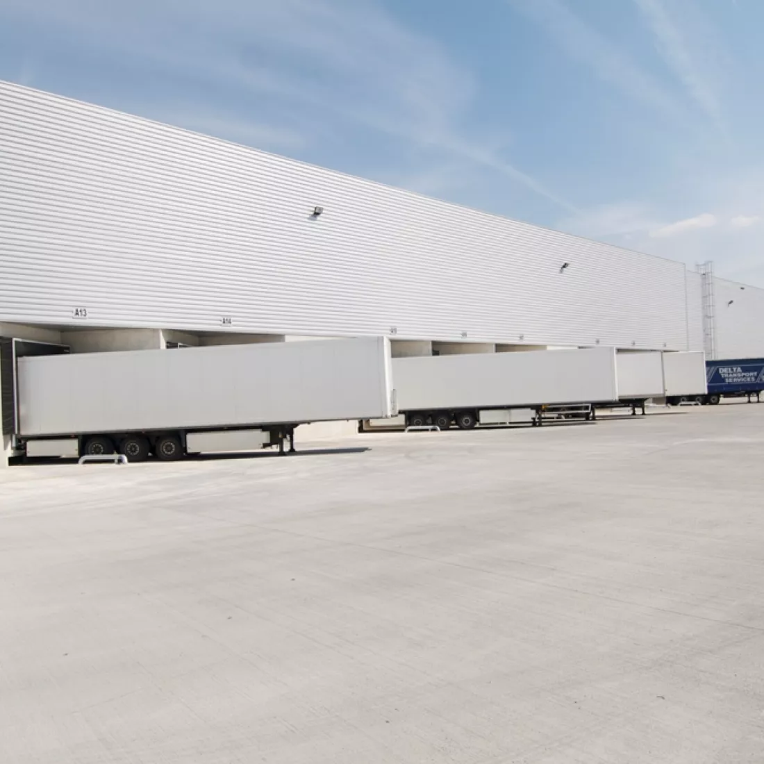 ASL & ASL laadkades. De laadkades is voor het laden en lossen van vrachtwagens, ook wel een dock genoemd. Bovenaan zijn er witte platen.
