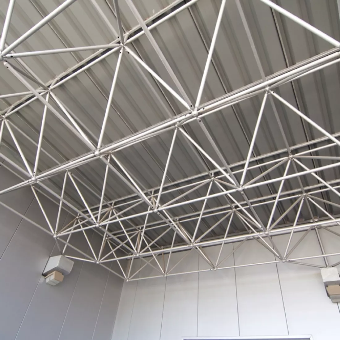 Plafond kantoor JNL. Tijdens de opbouw is gebruik gemaakt van staal.