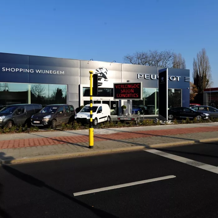 Vooraanzicht Peugeot Garage - Gabriel Car. Het gebouw is blauw en bevat het Peugeot logo. Ook heeft het gebouw grote ramen. Voor het gebouw staan auto's geparkeerd.