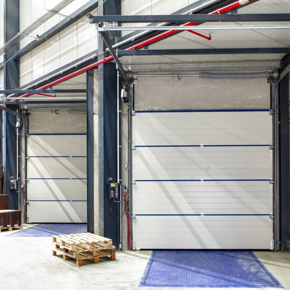 Binnenkant opslagplaats - Sabert. De afbeelding is van de binnenkant van het dock. Langs binnen zijn de poorten wit.