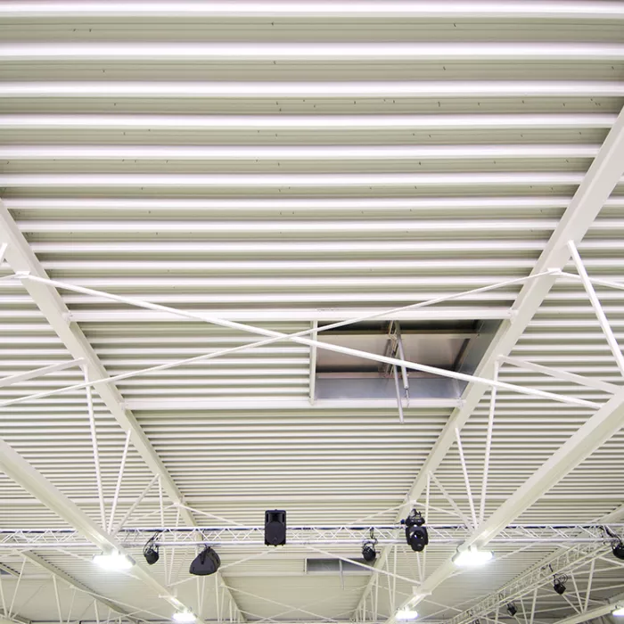 Plafond Ice Skating center. Dit is gemaakt uit staal. Er hangen lichten tegen het plafond.