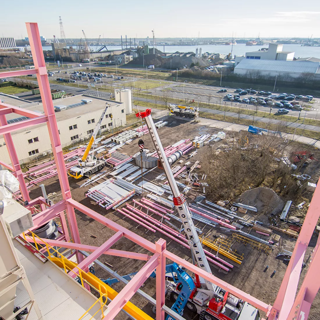 Bovenaanzicht opbouw MCC-gebouw Gyproc. Onderaan liggen werkmaterialen zoals rode buizen en staan werkvoertuigen.