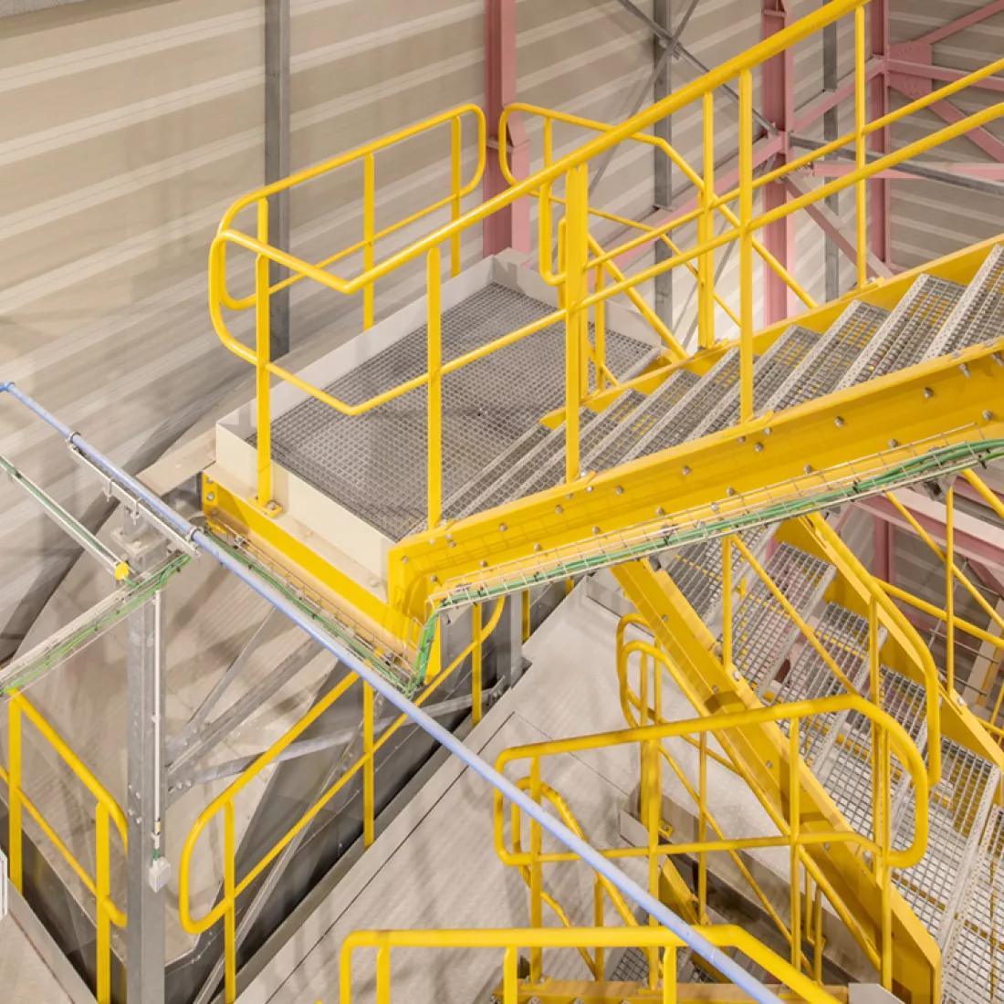 Binnenkant trappenhal MCC-gebouw Gyproc. De trappen zijn geel.