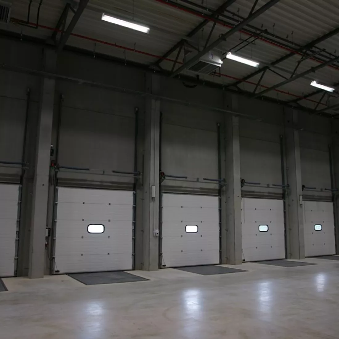 Binnenkant dock distributiecentrum Miko. De binnenkant van de poorten is wit.