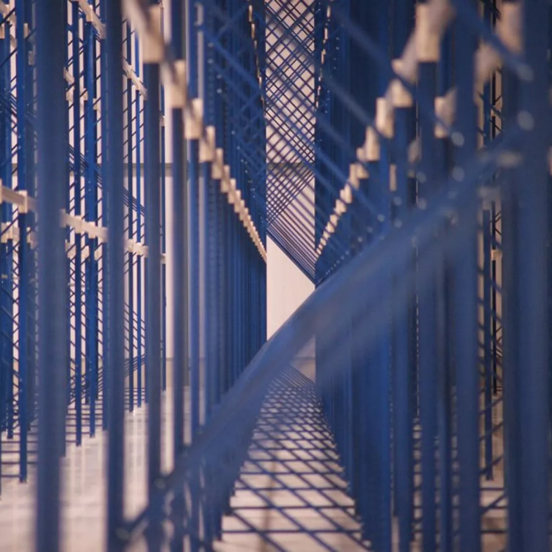 Close-up blauw rek distributiecentrum Miko.