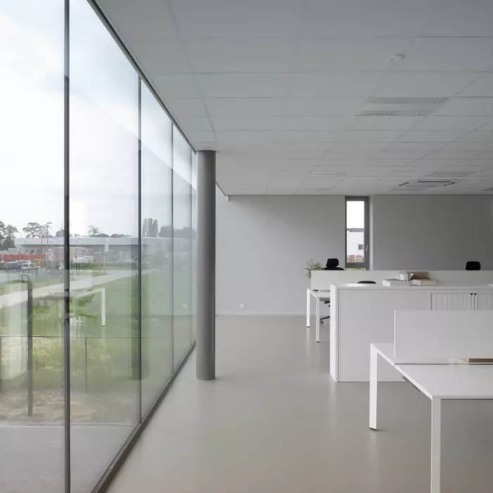 Binnenkant kantoor Global Gas Solutions. Links bevinden zich grote ramen. Rechts bevinden zich witte bureaus.