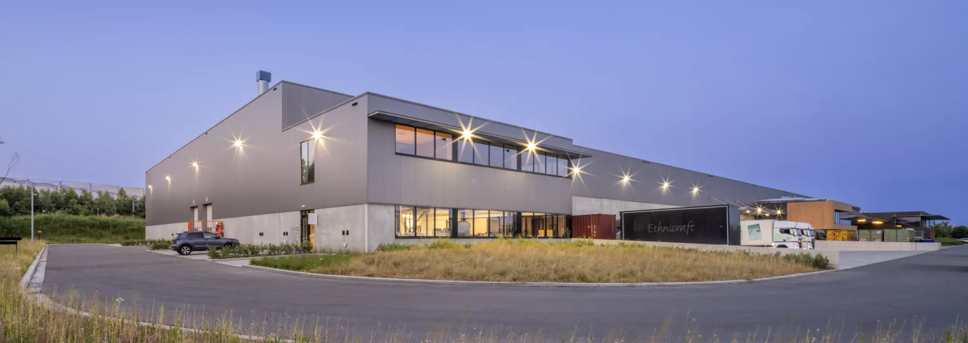 gebouw Ethnicraft bij zonsondergang