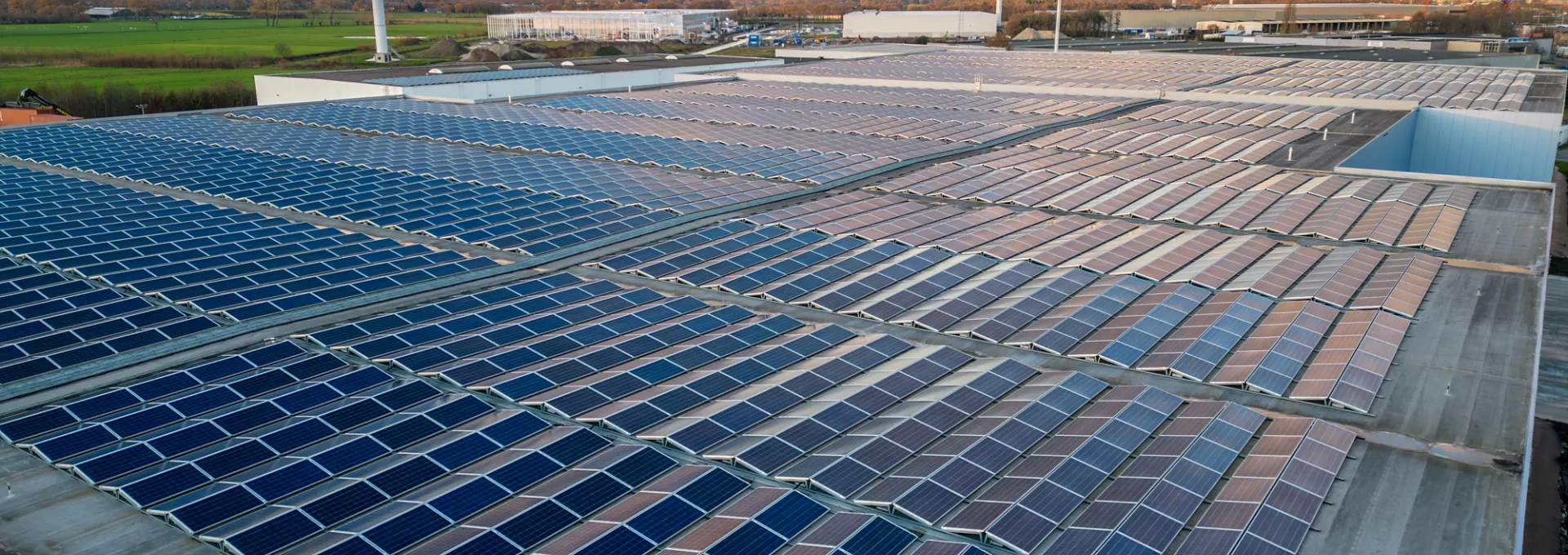 Bovenaanzicht kantoor en magazijn Oostvogels. Het grijze dak bevat zonnepanelen.