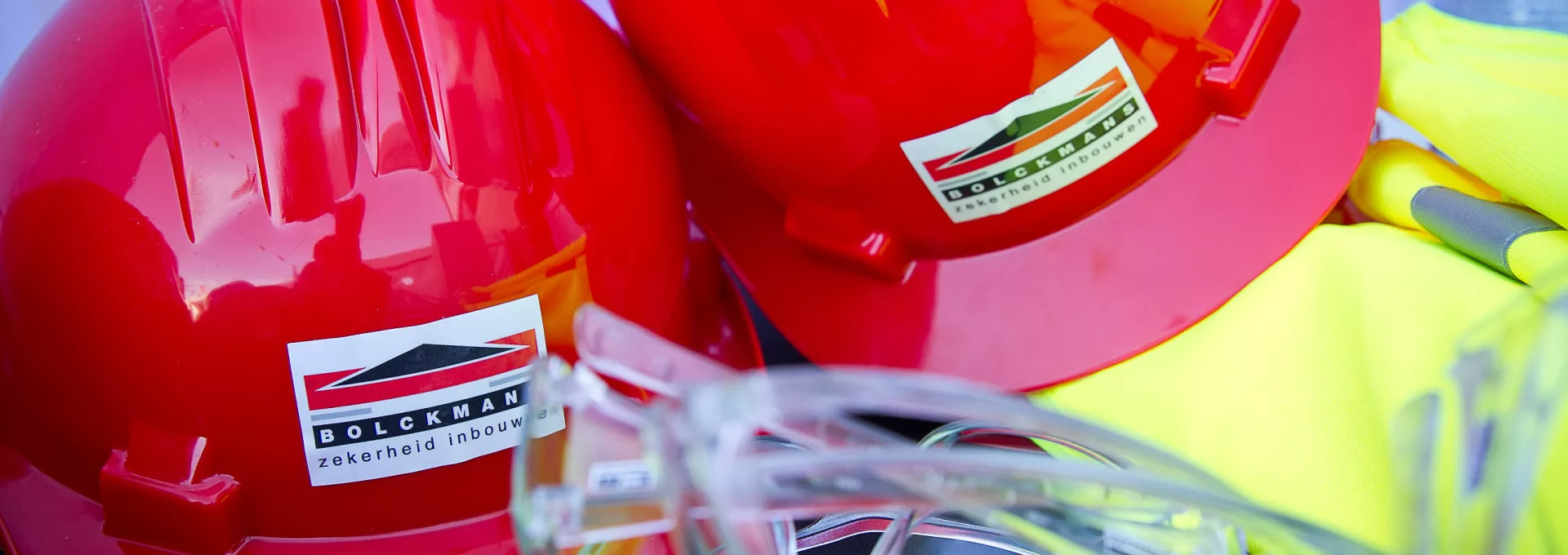 foto helmen en fluo hesje met logo Bolckmans