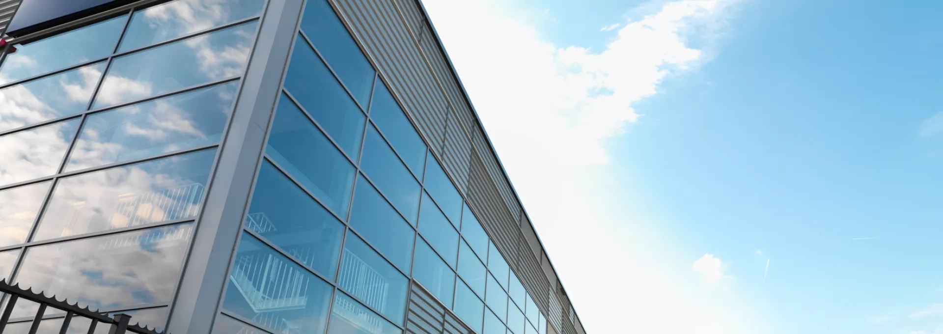 Magazijn en kantoor Prologis Almere. Het gebouw bevat veel ramen. Antalis glaspartij