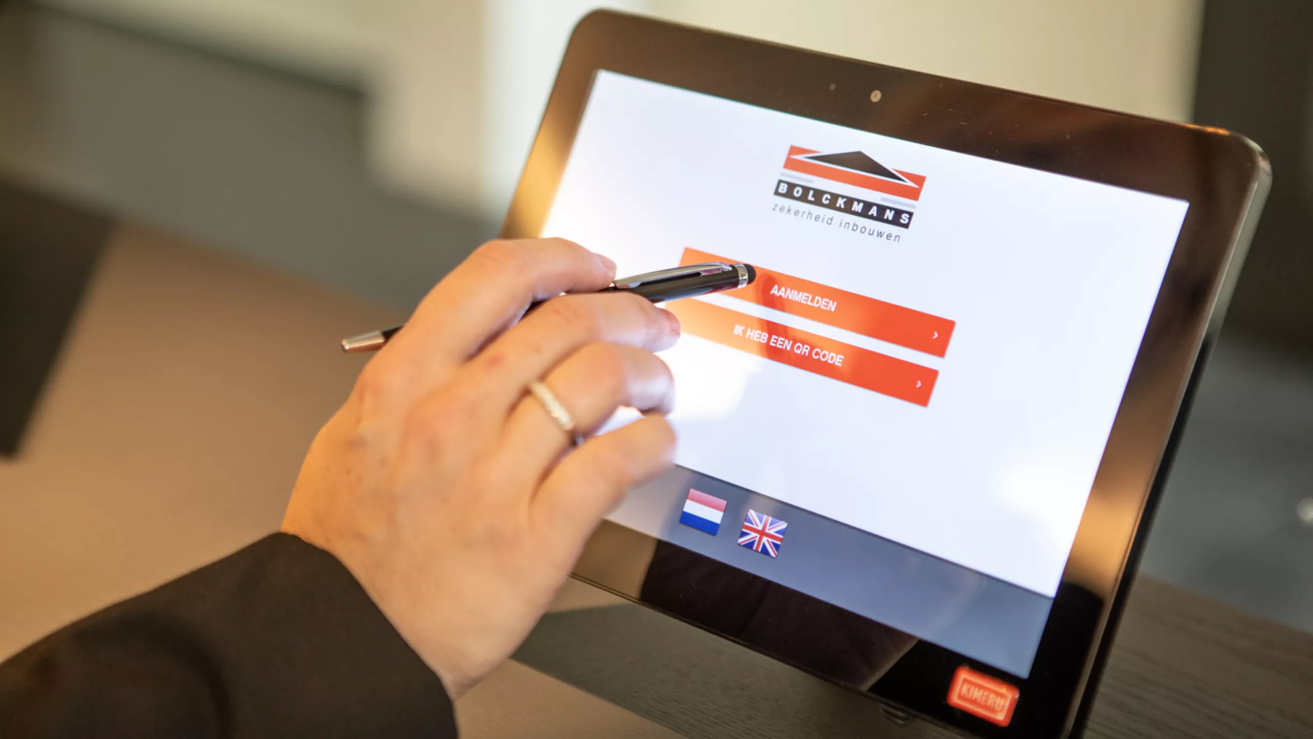 tablet met hand en pen om aan te melden