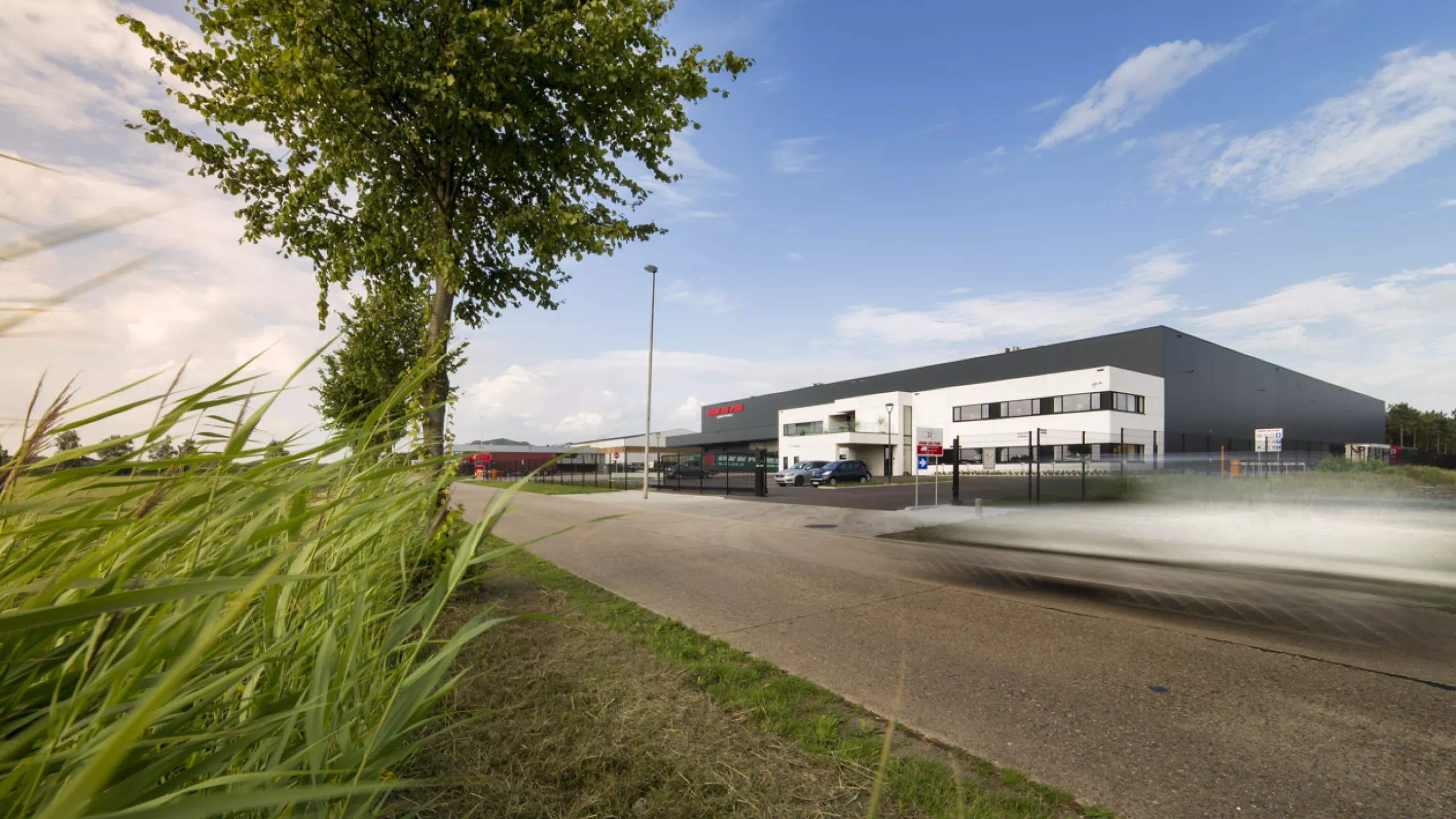 straatkant Van De Pol Weelde, industriegebouw met kantoor