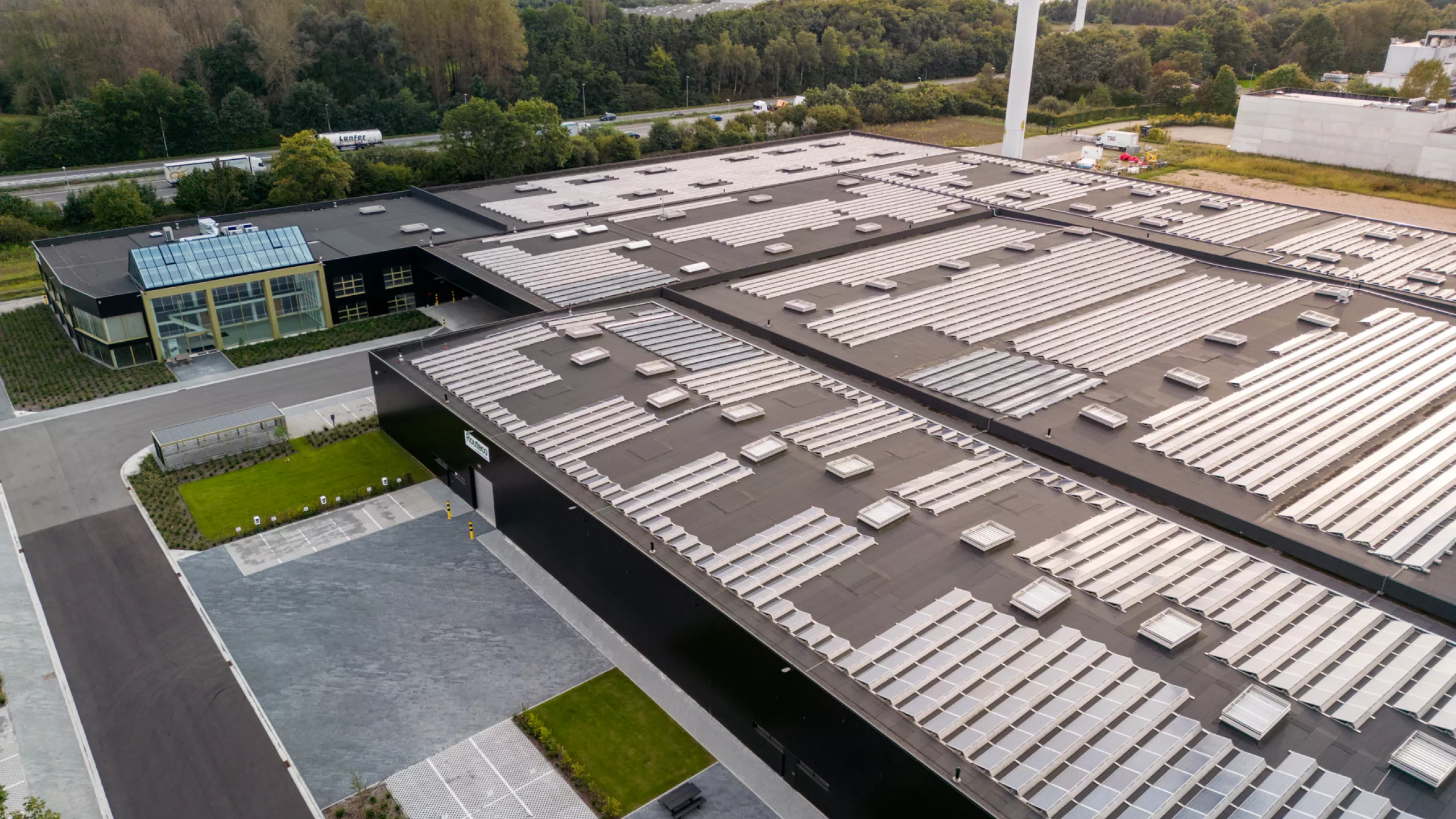 gerenoveerd pand (magazijn) dak met zonnepanelen