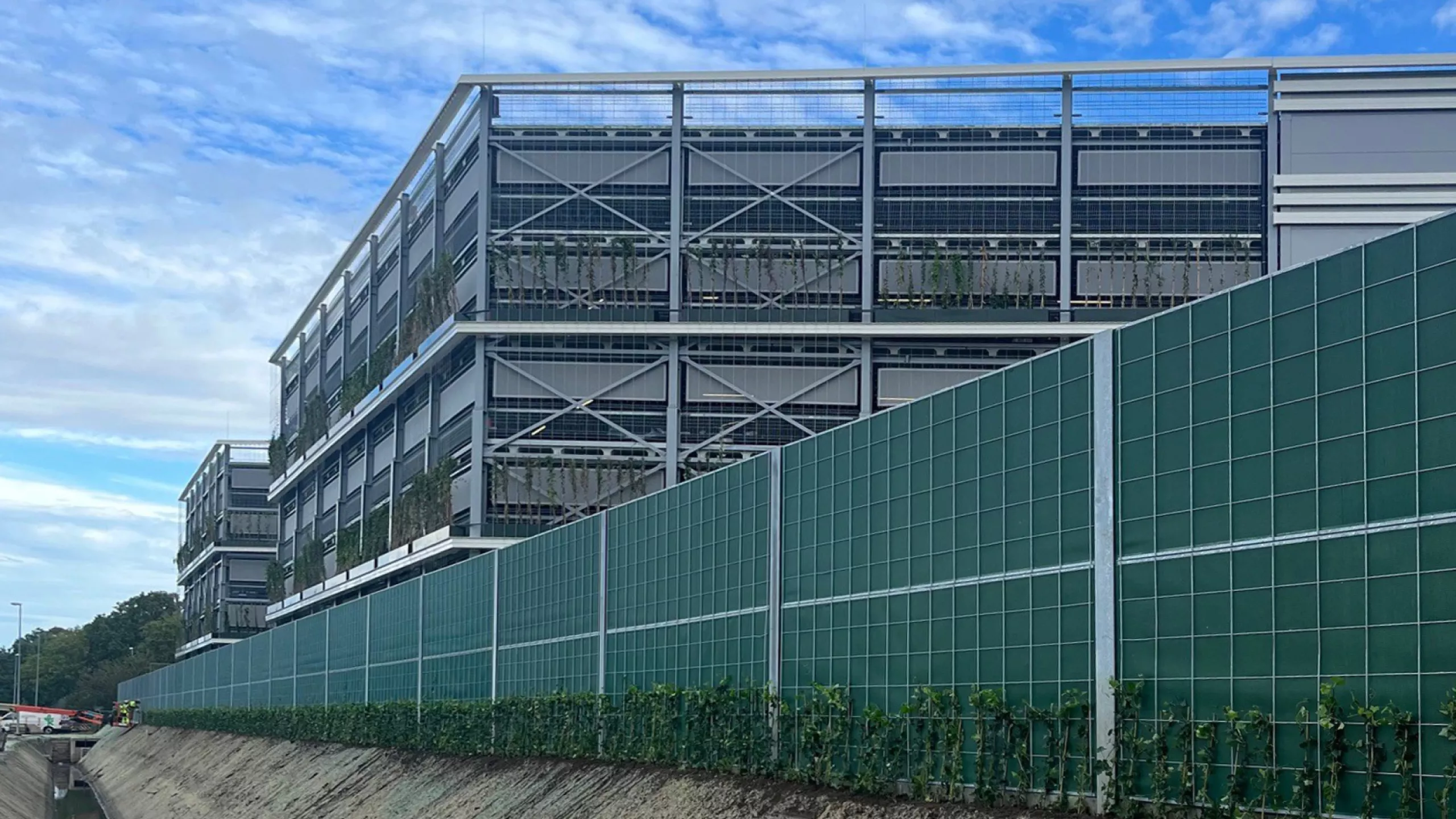 Uitgebreide parkeertoren in Puurs met groene gevel