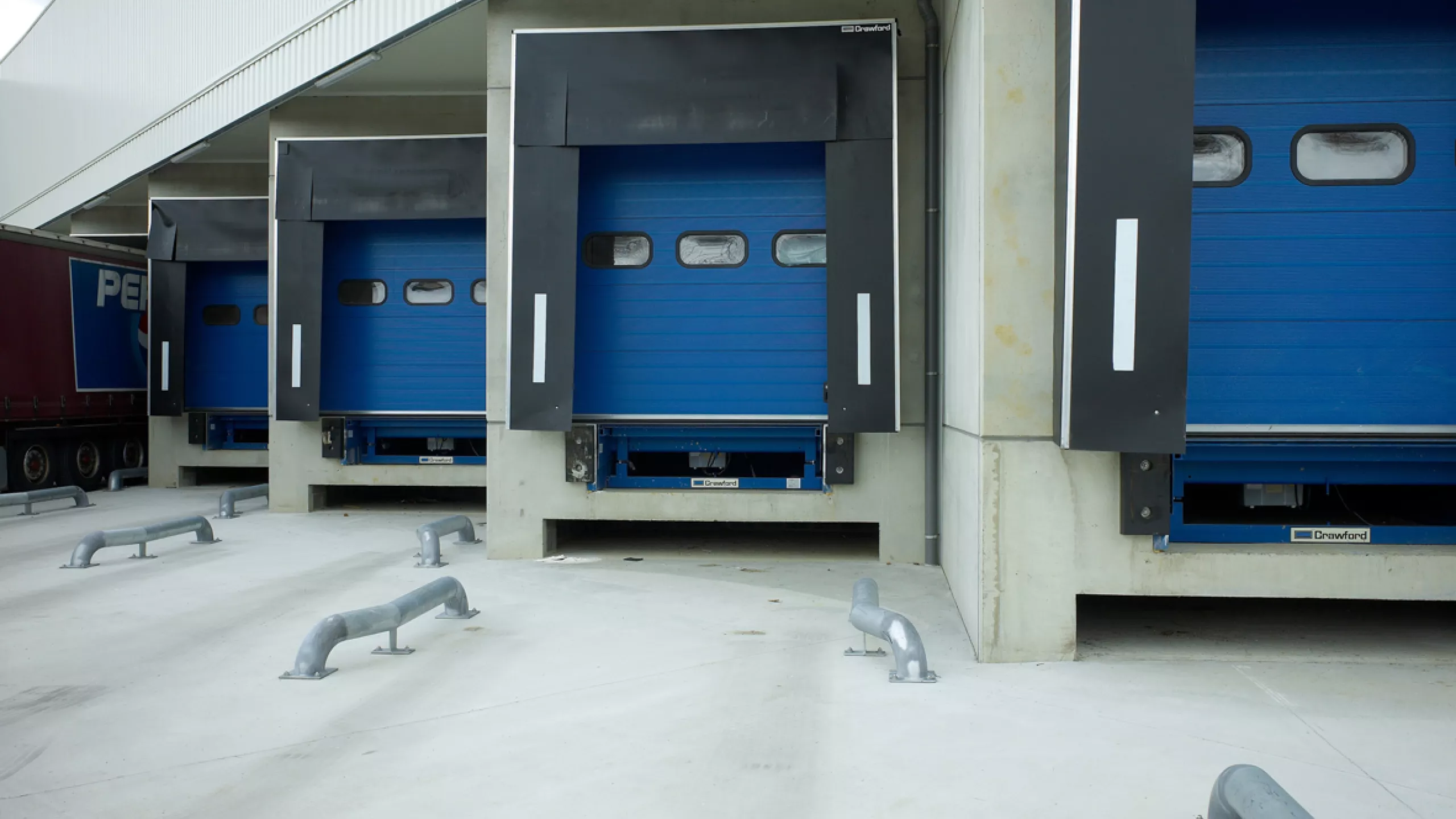 Uitbreiding bestaande opslagplaats - Sabert. De afbeelding is van het dock of laadruimte, voor het laden en lossen van vrachtwagens. Het dock bestaat uit blauwe poorten.