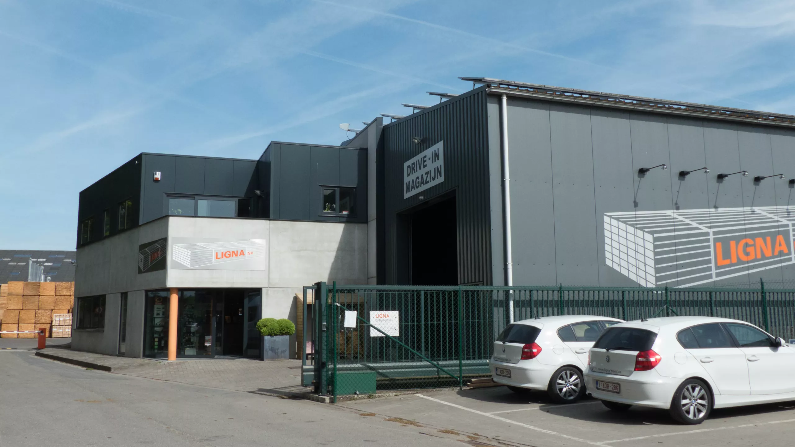 Aanbouw kantoor Ligna tegen bestaande loods. Het kantoor bestaat uit beton.