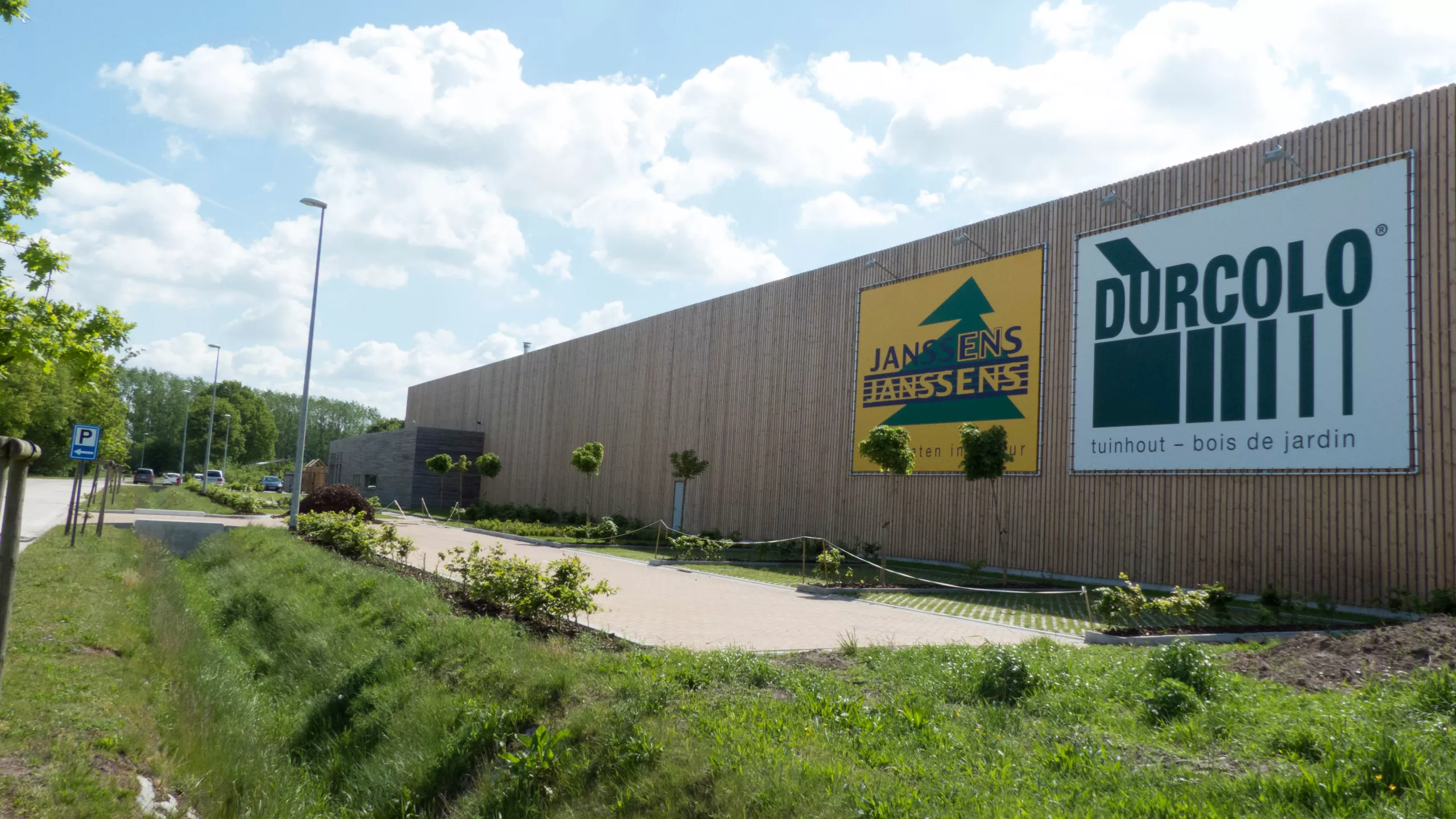 Opslagplaats, kantoor, productiehal en buitenaanleg - Houthandel Janssens. Bij de opbouw van het gebouw werd een combinatie van materialen gebruikt.