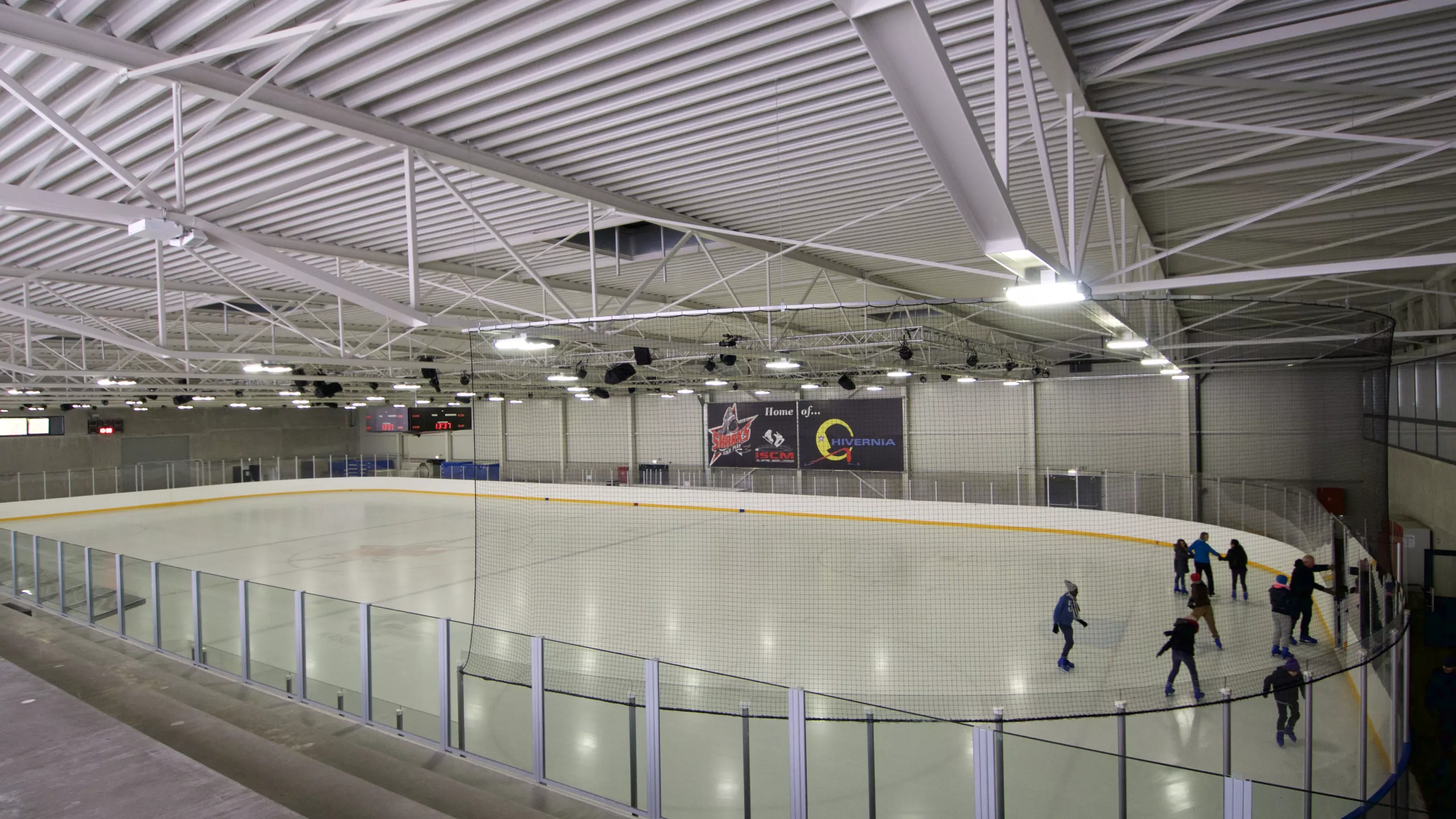 Zijaanzicht binnenkant Ice Skating center. Bij de opbouw van de overdekte ijspiste werd staal gebruikt.