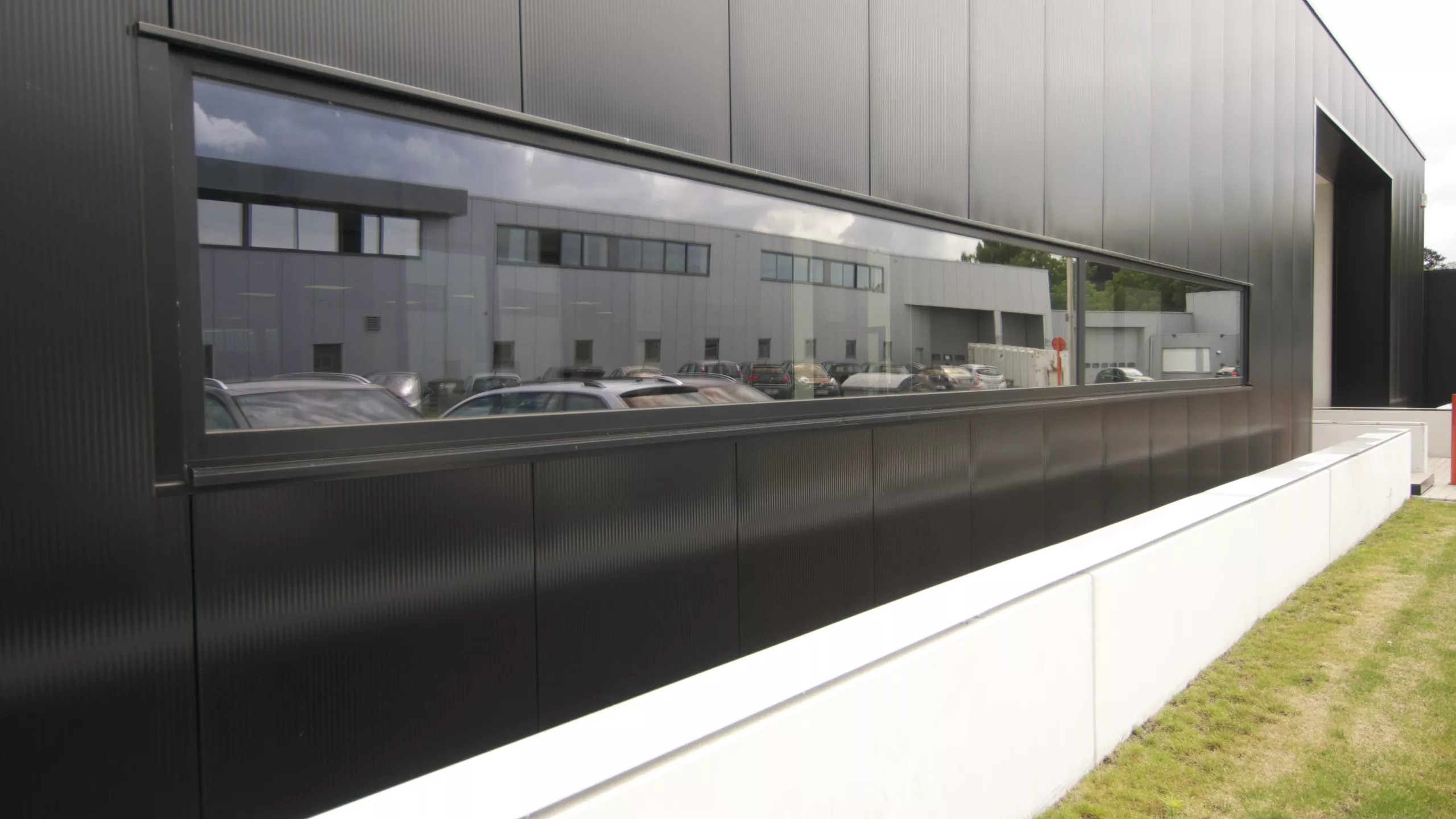 Uitbreiding productiehal - Reynesco. Bij de opbouw werd er een combinatie van materiaal gebruikt.