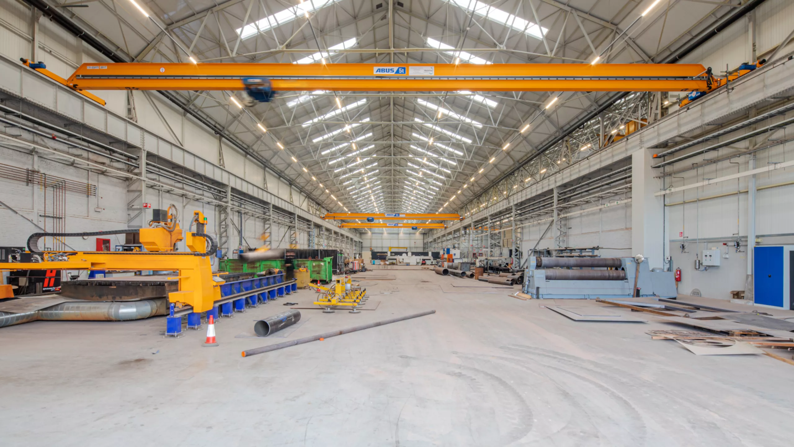 Binnenkant Add logstieke hal en workshop C. Er staan verschillende werkmaterialen in de loods. Tijdens de opbouw van de loods is er staal gebruikt.