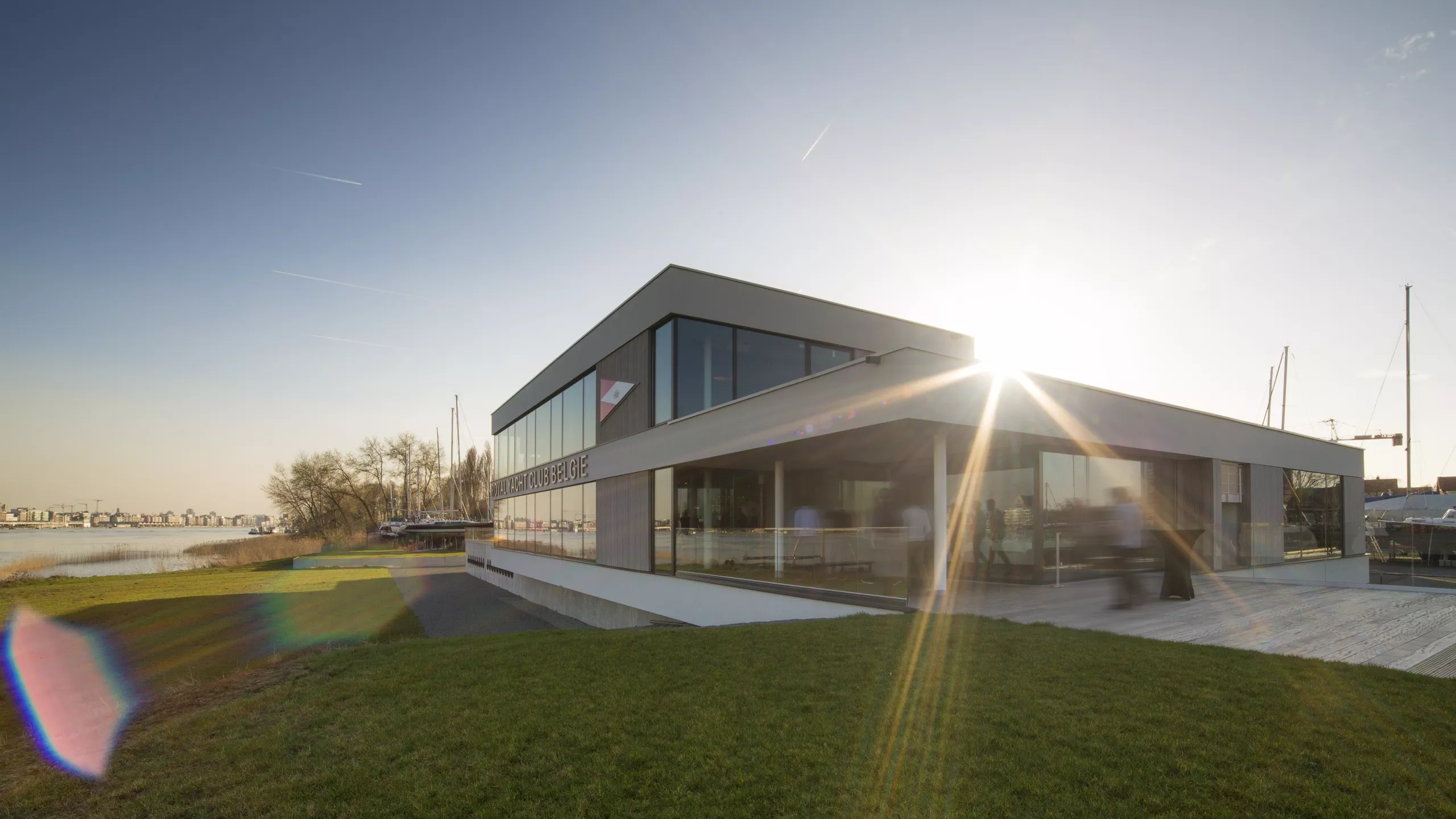 Nieuw clubhuis met restaurant, kantoren en mastenloods voor Royal Yacht Club België. Links bevindt zich de Schelde en rechts het clubhuis.