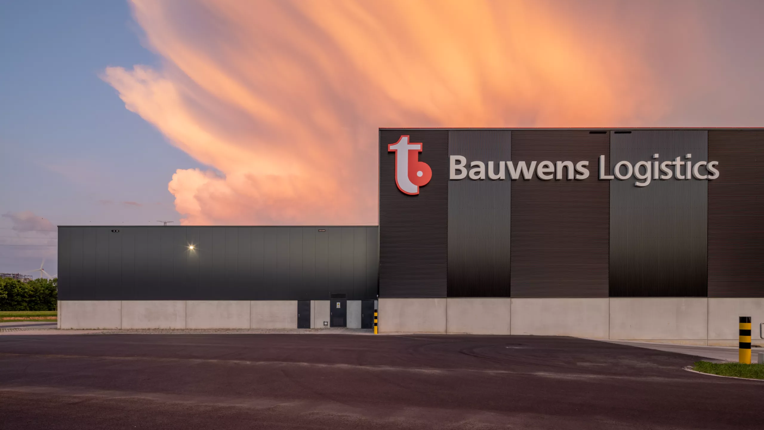 voorgevel logistiek gebouw zondsondergang