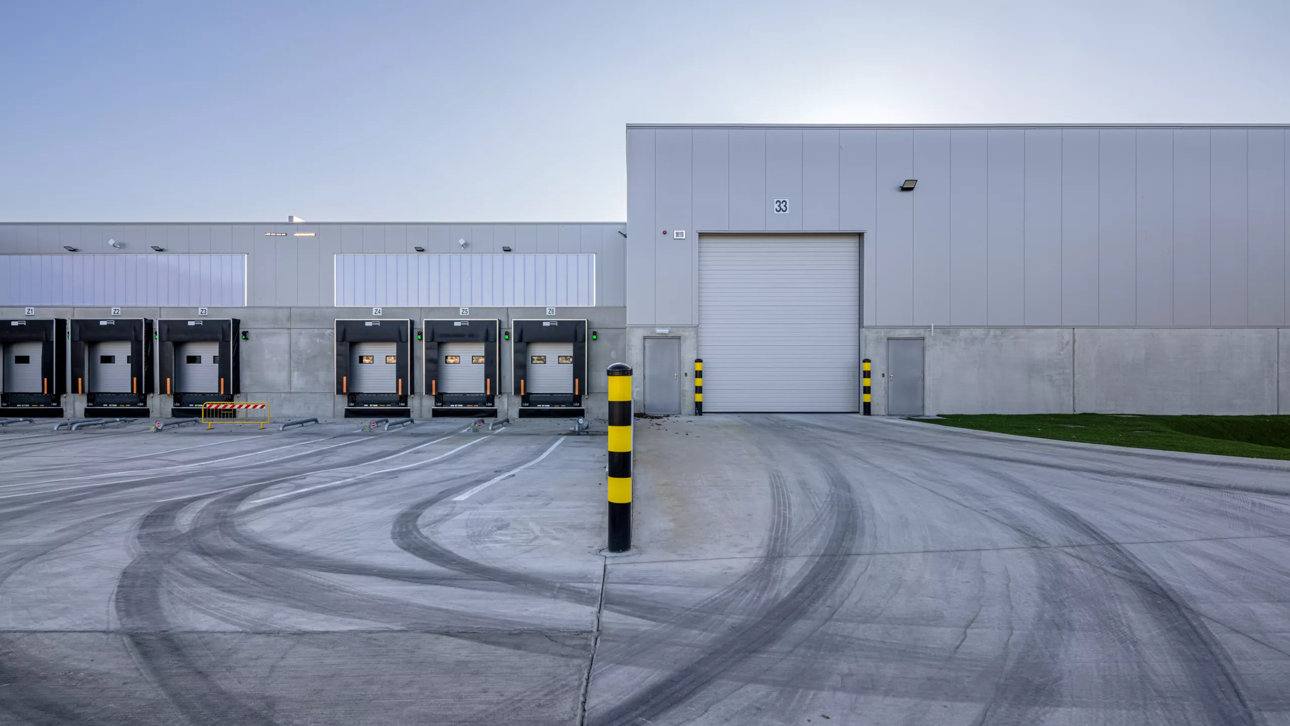 voorkant magazijn met laadkades