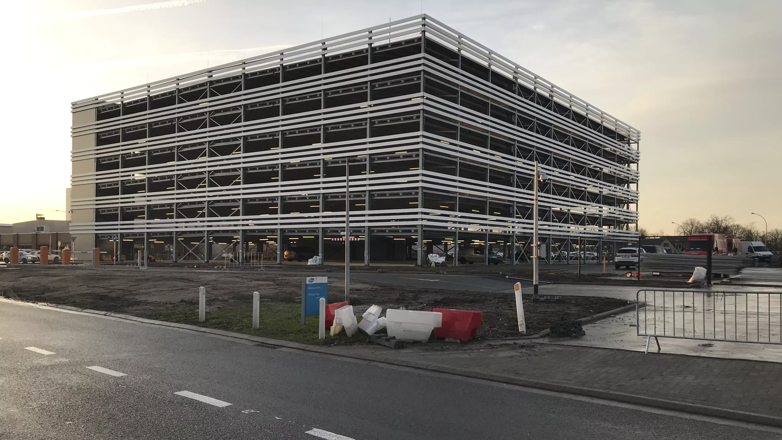 Parkeertoren in Puurs met zeven parkeerlagen