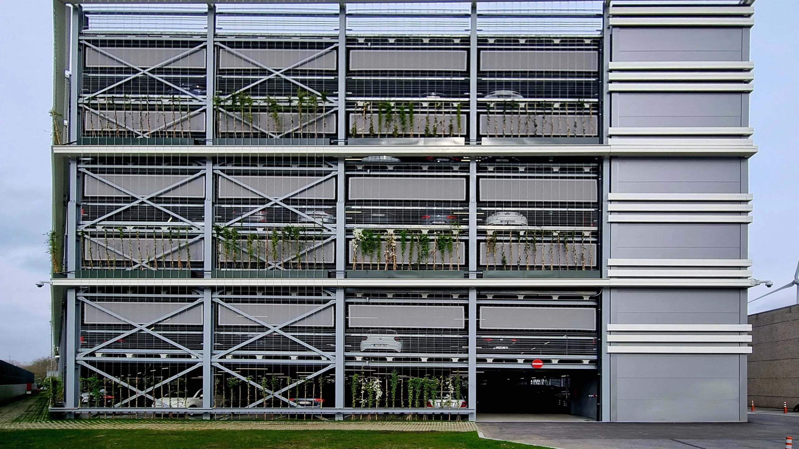 Uitgebreide parkeertoren in Puurs met groene gevel
