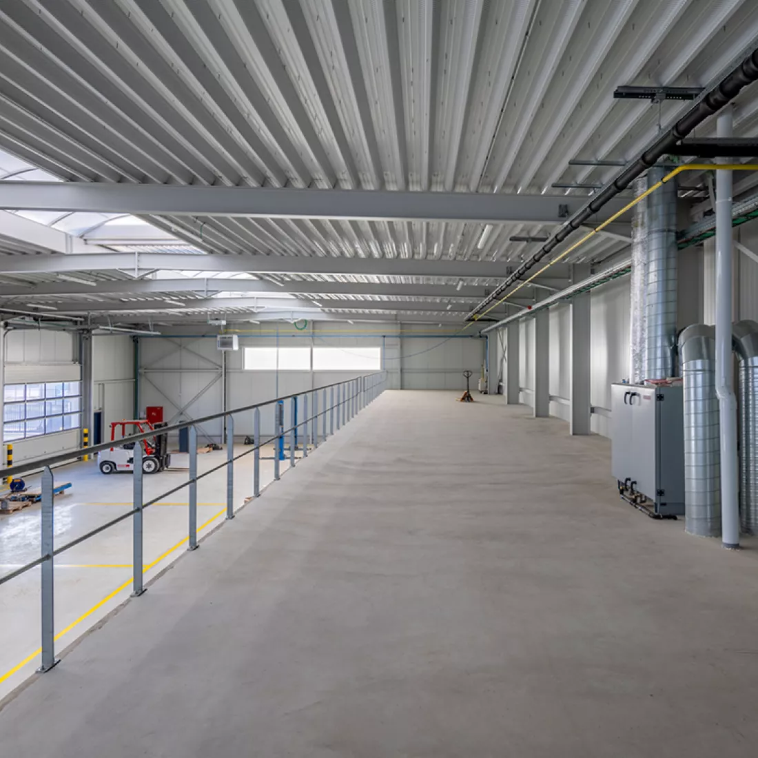 Binnenkant industrieel gebouw Xervon. Het heeft twee verdiepen. In het midden van het dak zit een lange koepel.