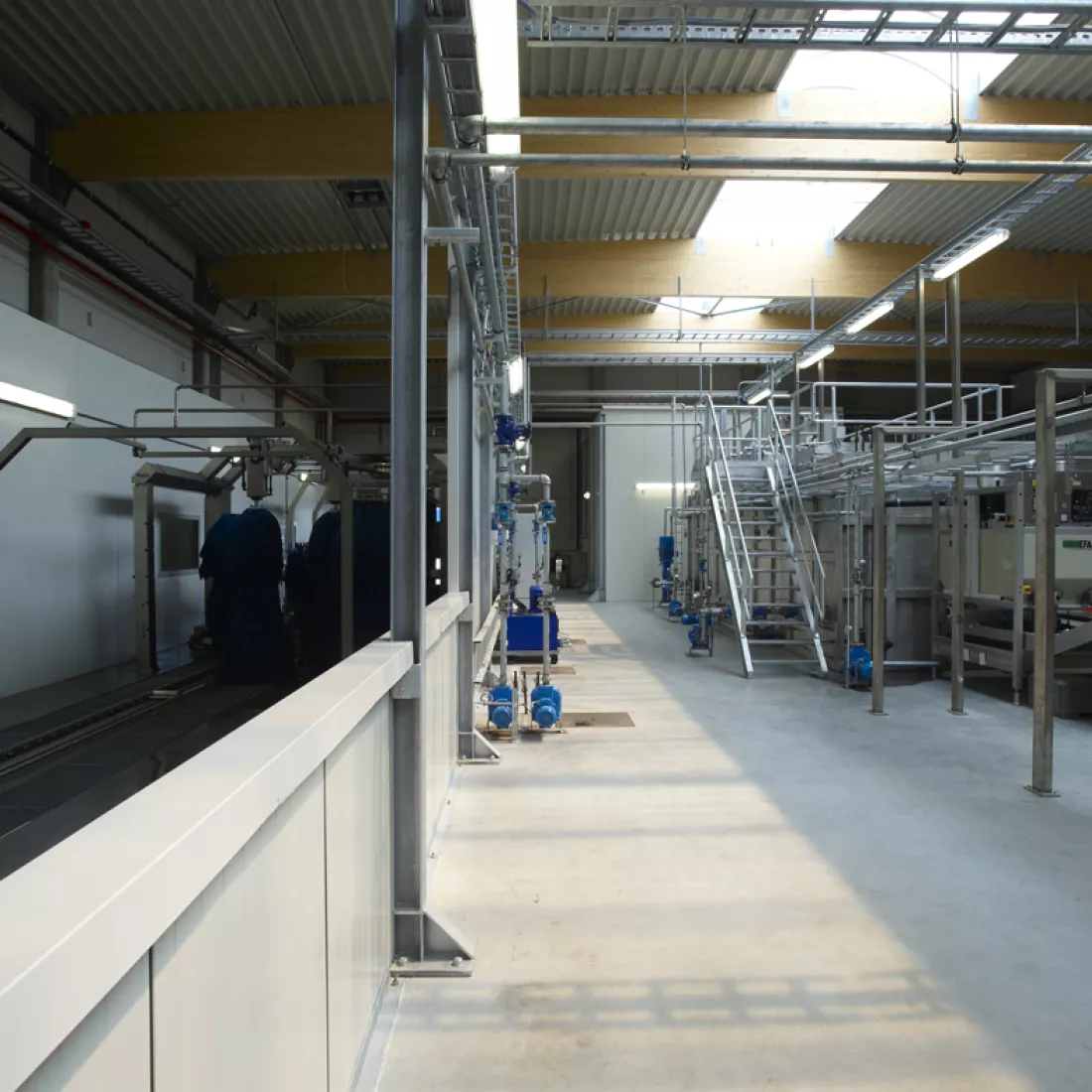 Binnenkant loods ICO. Er staat een carwash binnen in de loods. Het plafond bevat een lichtstraat.