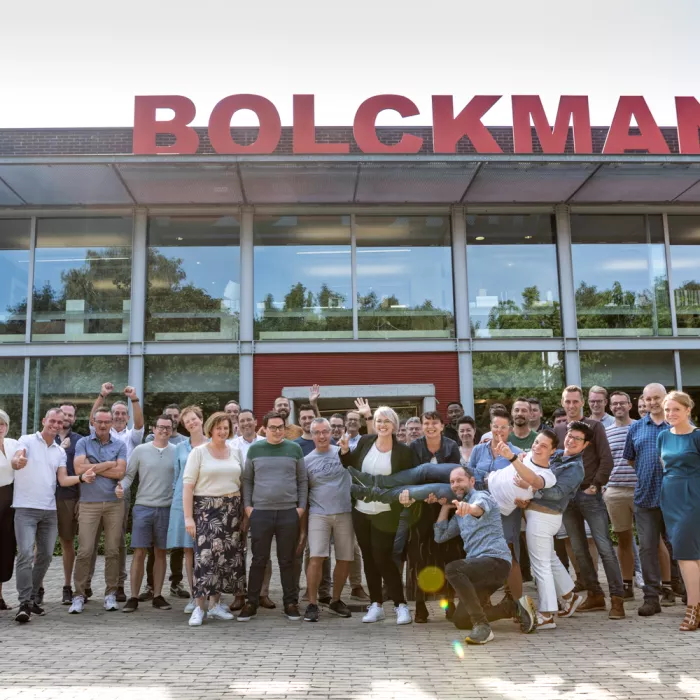 Een teamfoto van alle bolckmans mederwerkers voor hun office