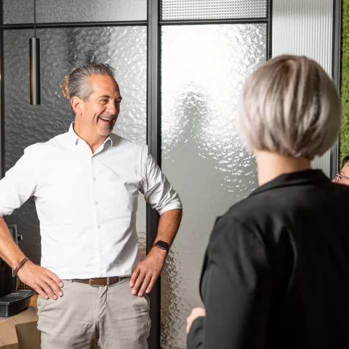 Een trio die aan het discussiëren zijn over een project