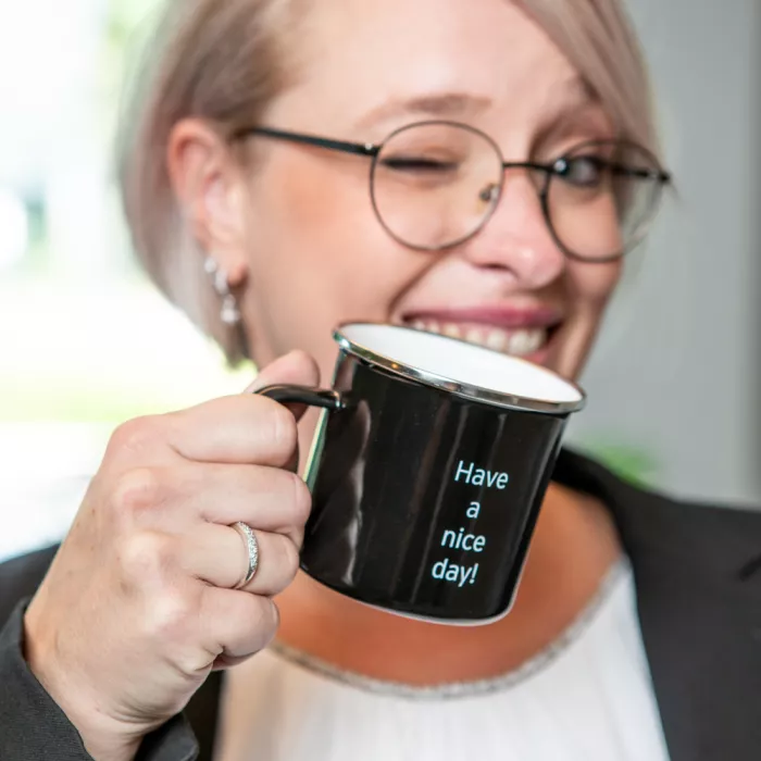 Een vrouw die een (koffie)tas vasthoudt