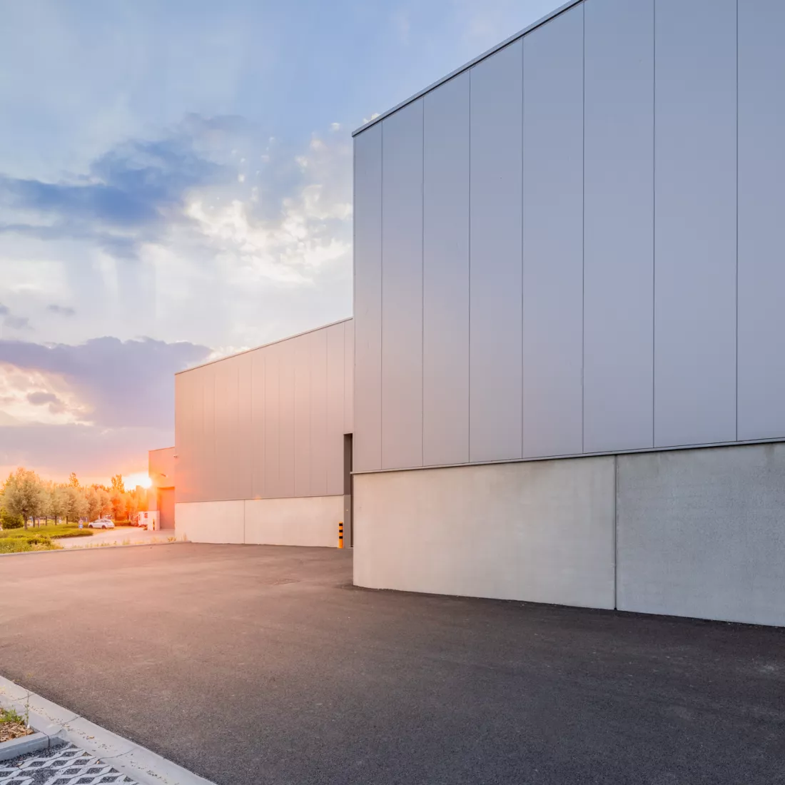 Zijaanzicht magazijn Foriver. Het gebouw is grijs en gemaakt met staal.