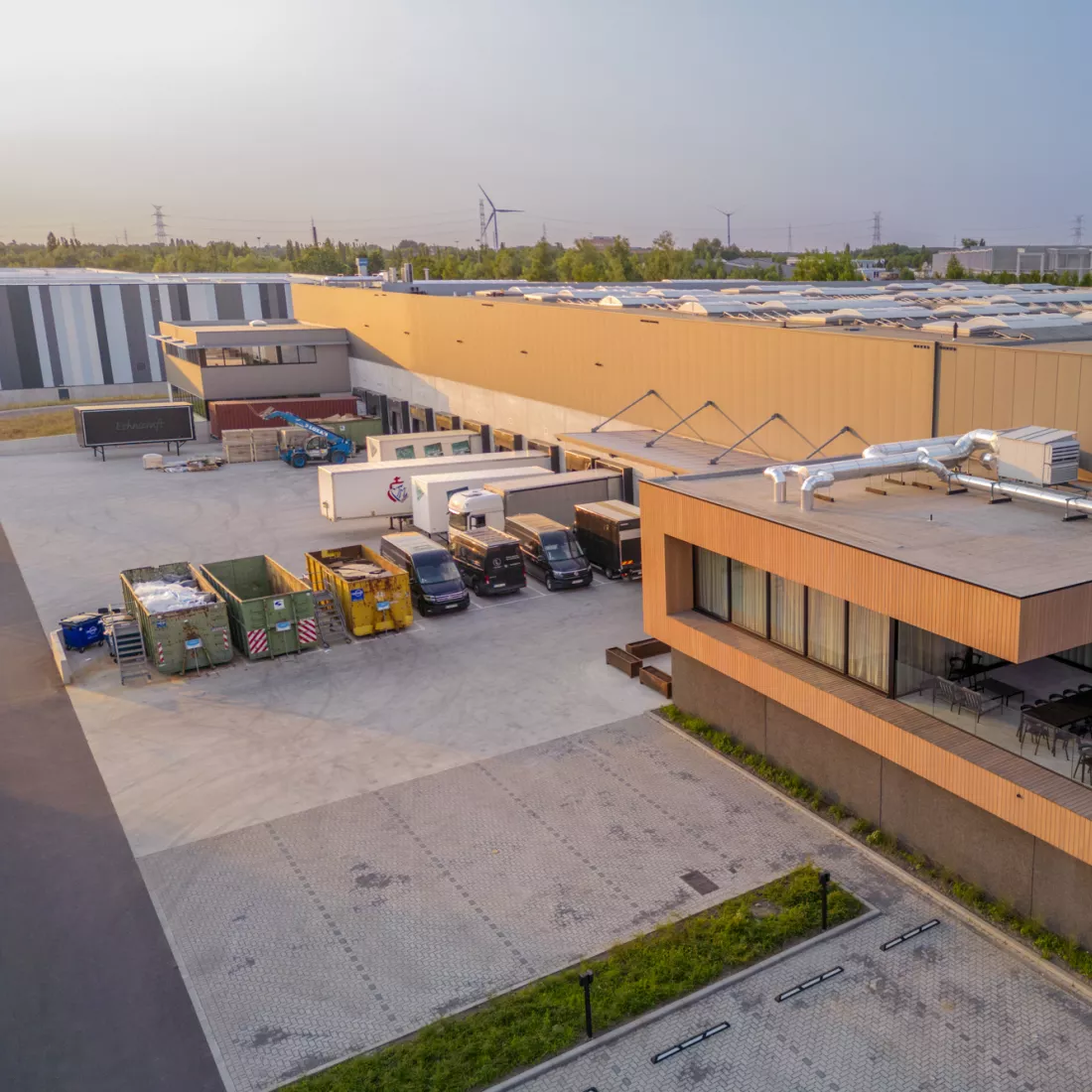Ethnicraft droneshot. Rechts bevindt zich het gebouw en links bevindt zich parking. Achteraan bevindt zich een dock.