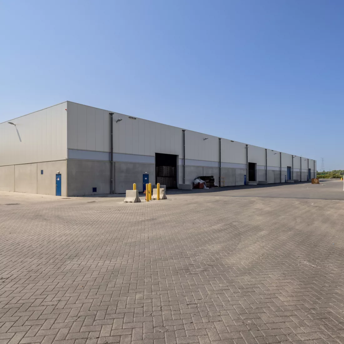 Zijaanzicht magazijn - Karl Schmidt. Het gebouw bevat enkele poorten.