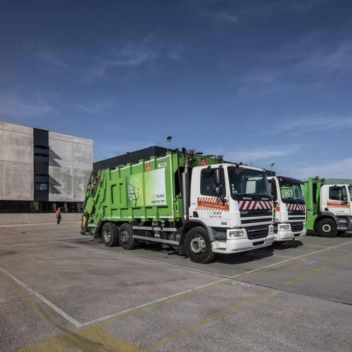 Buitenkant sorteer- en recyclagecentrum - Sita kantoor & garage. Naast het gebouw rechts staan vuilniswagens.