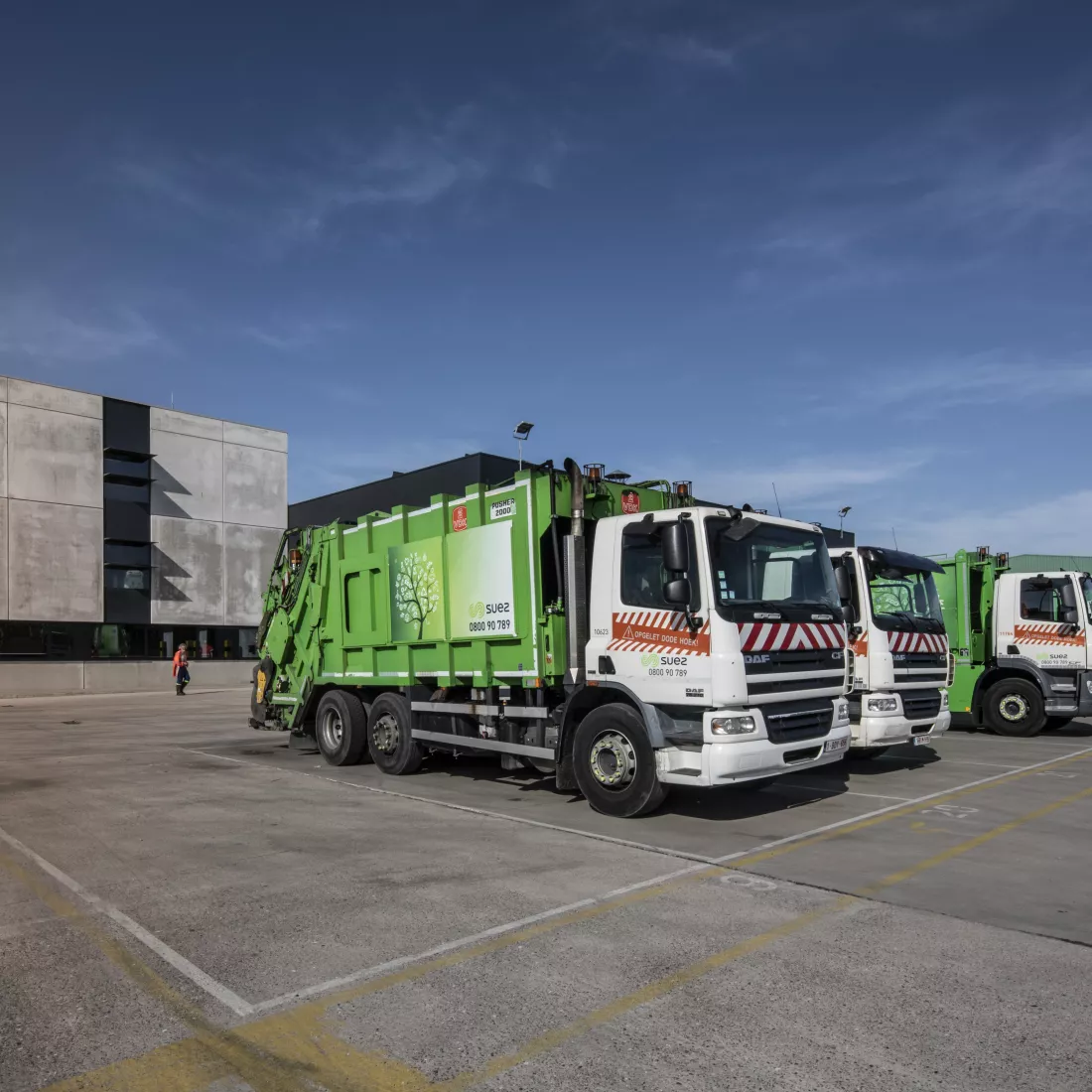 Buitenkant sorteer- en recyclagecentrum - Sita kantoor & garage. Naast het gebouw rechts staan vuilniswagens.