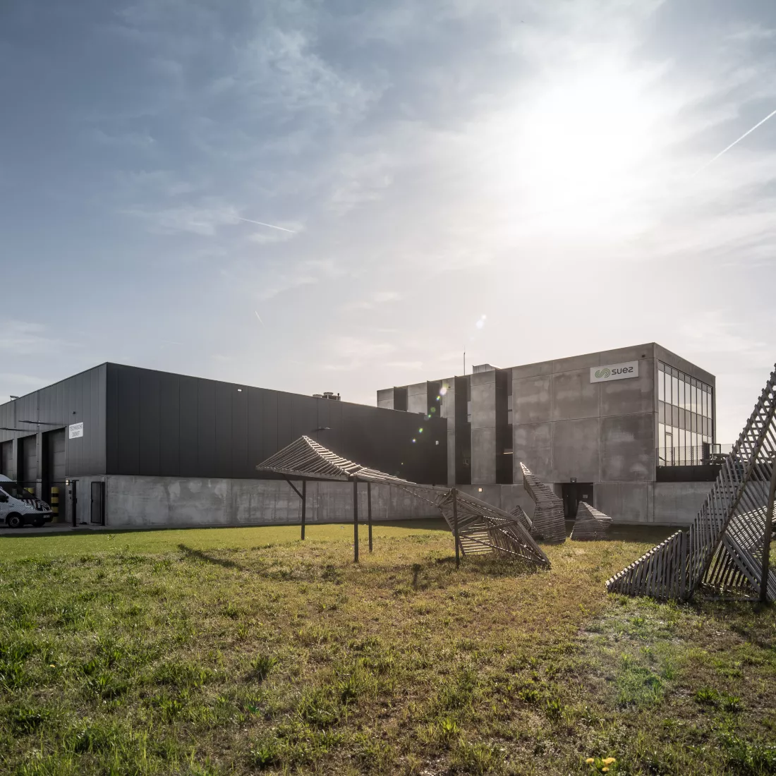 Zijaanzicht sorteer- en recyclagecentrum - Sita kantoor & garage. Links bevindt zich de garage en rechts het kantoor.