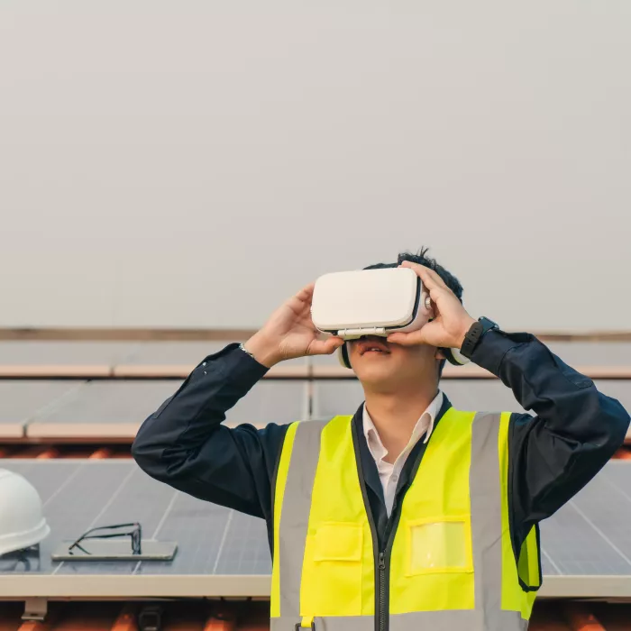 Een architect in een VR bril bekijkt een 3D model van een gebouw