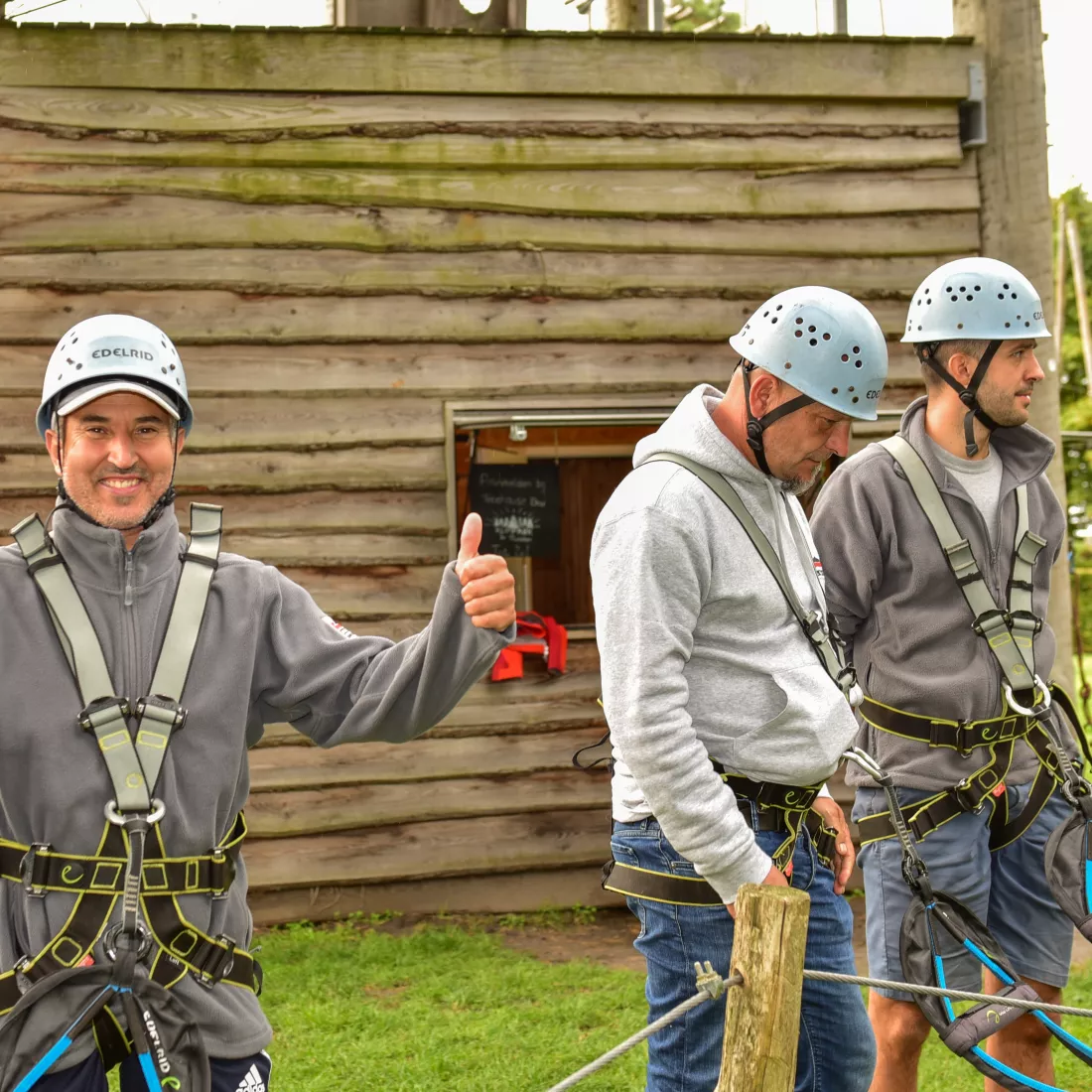 foto's van arbeiders Bolckmans op teambuilding - hoogteparcours