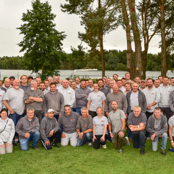 Teamfoto van Bolckmans medewerkers in een park