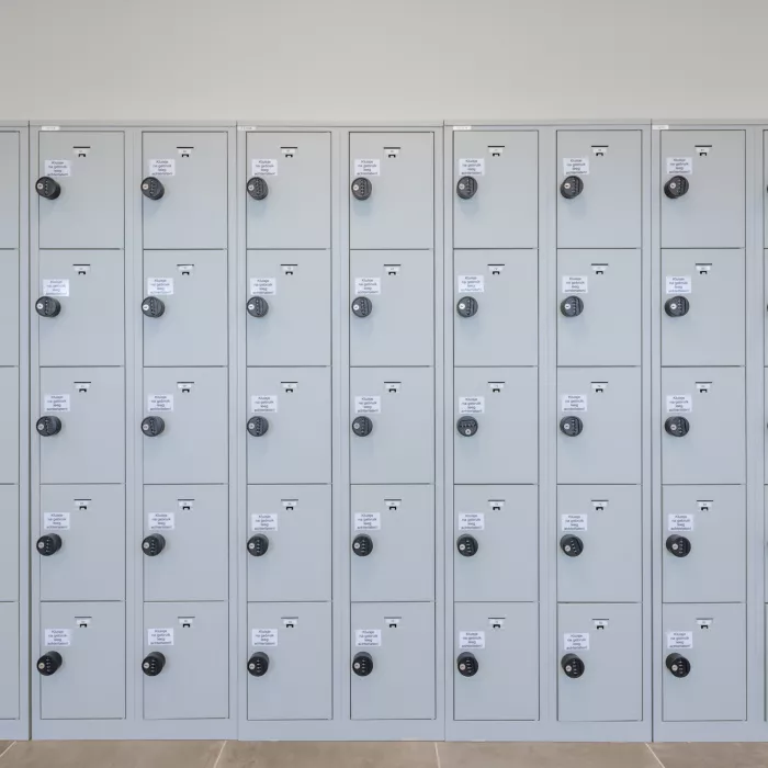 Vooraanzicht grijze stalen lockers binnen in het sorteercentrum Weerts Evergem van Post NL.