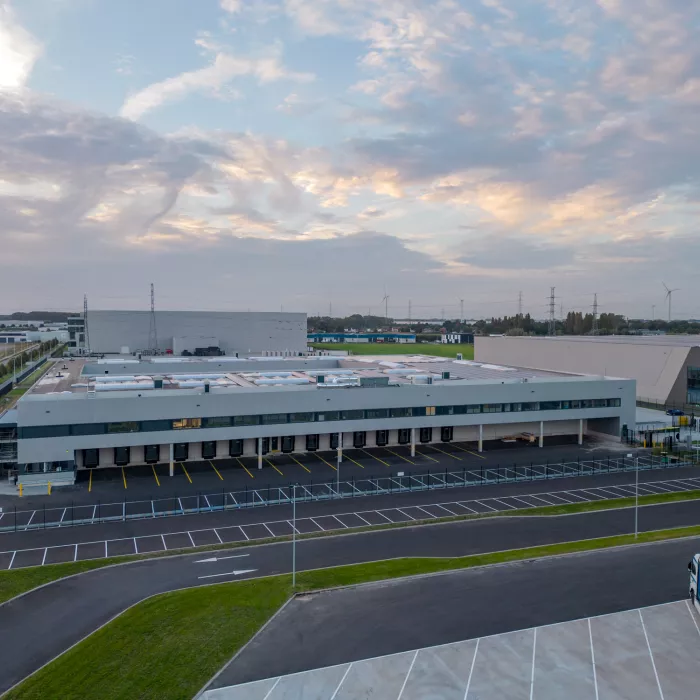 Bovenaanzicht sorteercentrum Weerts Evergem Post NL. Het is een gebouw gemaakt uit staal.