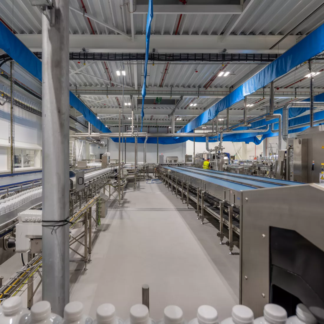 Binnenkant nieuwe productiehal Friesland Campina. In de hal staat productieapparatuur. De productiehal is gemaakt uit staal.