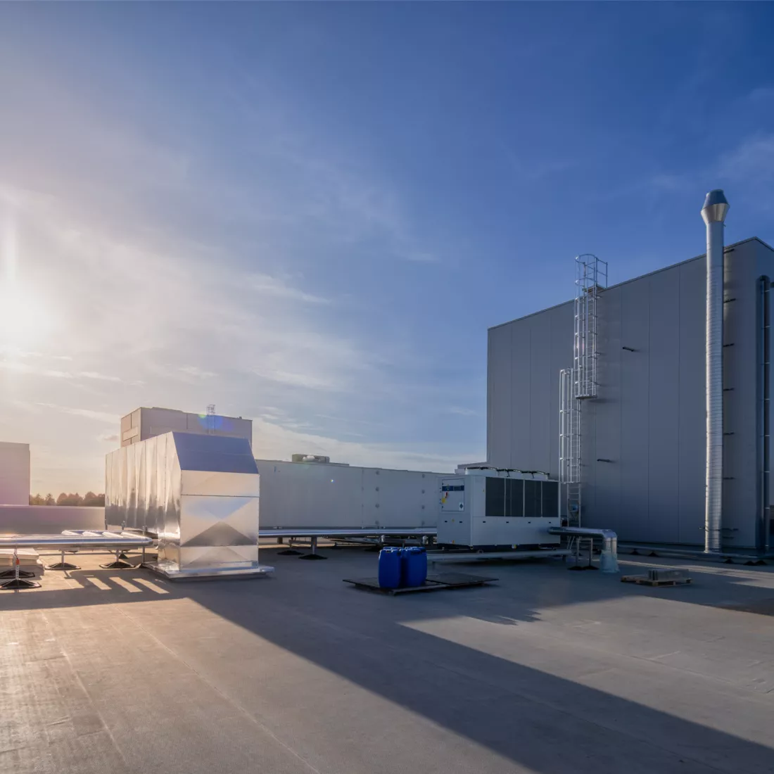 Foto gemaakt op het dak van de productiehal van Friesland Campina.