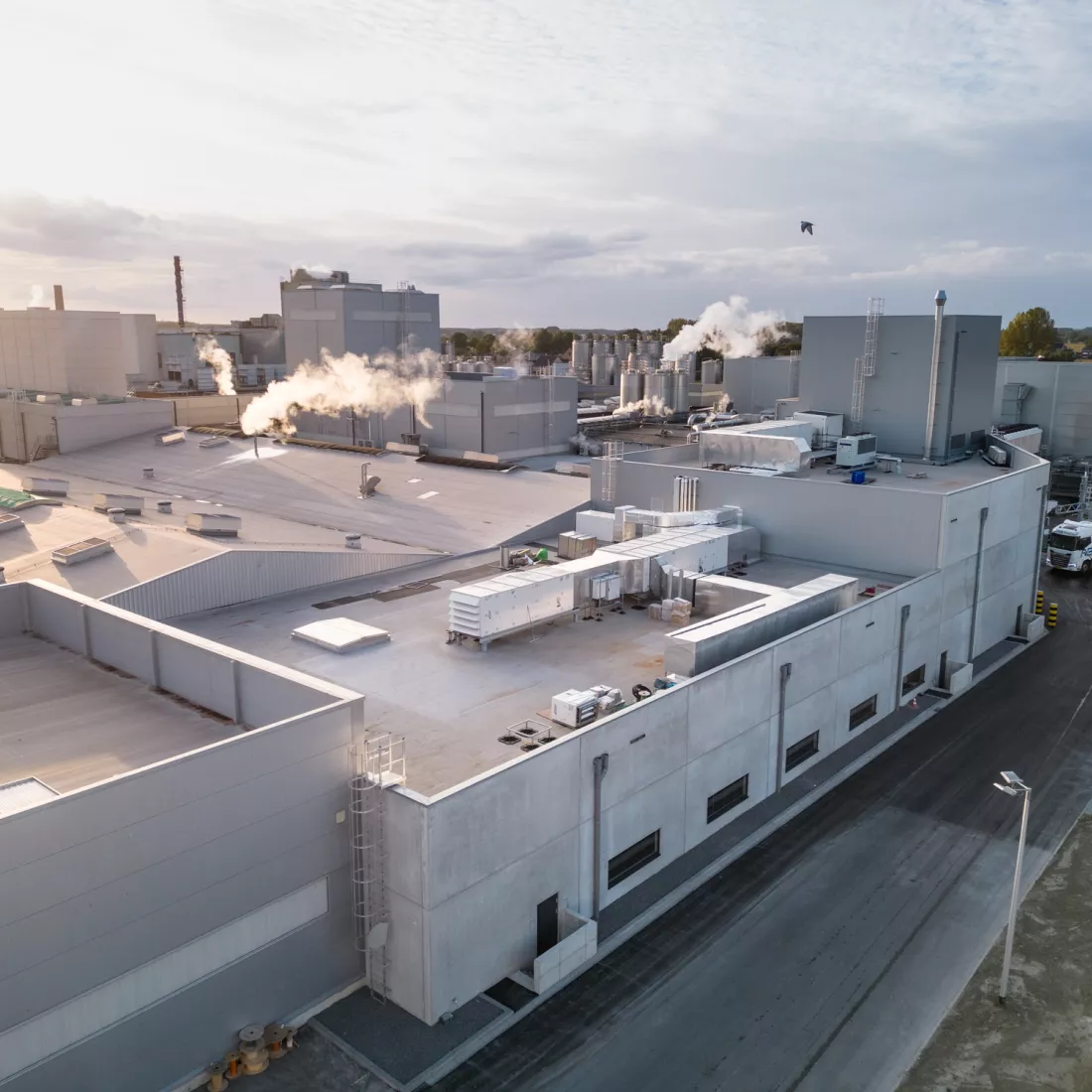Bovenaanzicht nieuwe productiehal van Friesland Campina. Het gebouw is gemaakt uit staal.