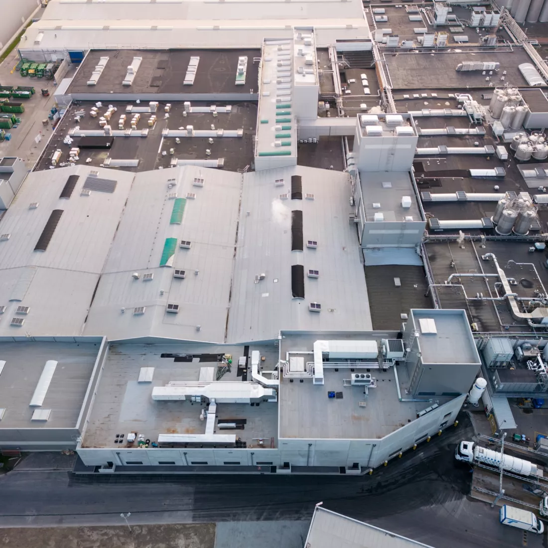 Bovenaanzicht nieuwe productiehal van Friesland Campina. Het gebouw is gemaakt uit staal.